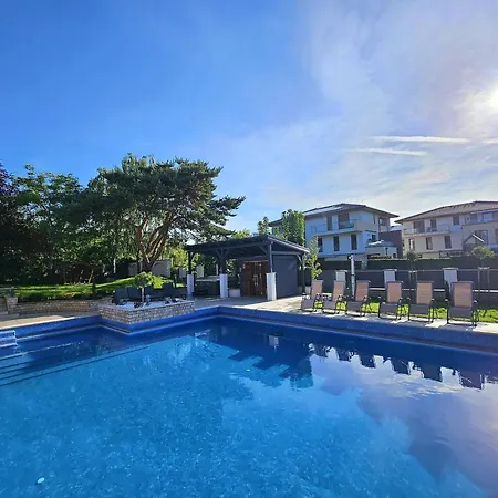 Fuege Luxury & Wellness באלאטונפורד